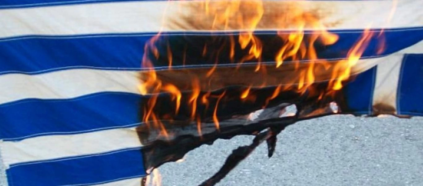 Αριστερός αστυνομικός έκαψε την ελληνική σημαία «για να εκδικηθεί την ακροδεξιά»!